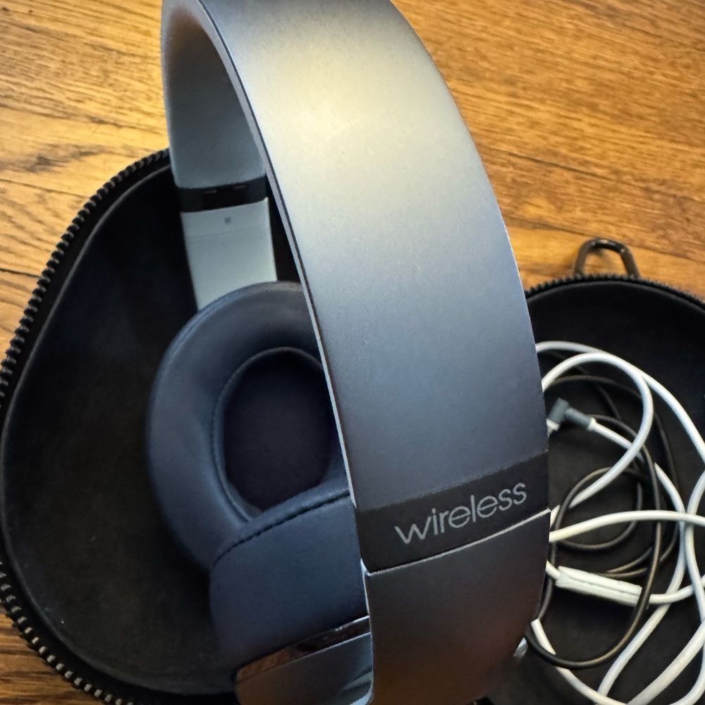 AUTHENTIC BEATS BLUE WIRELESS Headphones with ORIGINAL Case. - Picture 4 of 16
